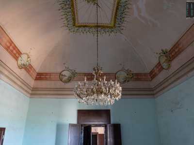 Proseguiamo il nostro viaggio e davanti a noi si snodano una serie di altri ambienti con lampadari, soffitti con vedute campestri...